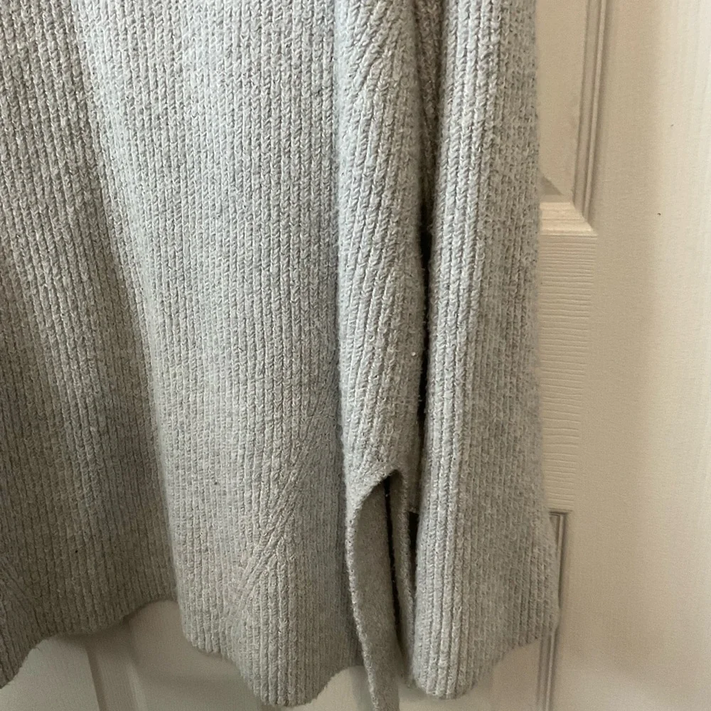 Aerie gray sweater. Long sleeve. Vneck. Size M.